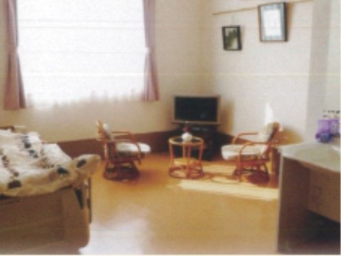 椅子とテレビが設置されている居室