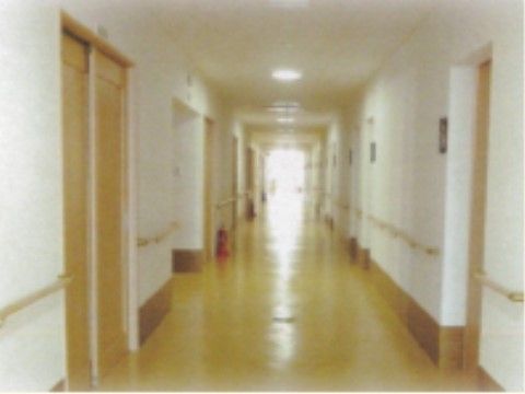 長い廊下が続いている。左右には居室がある。手すりも全てついているので、安心して移動することができる。