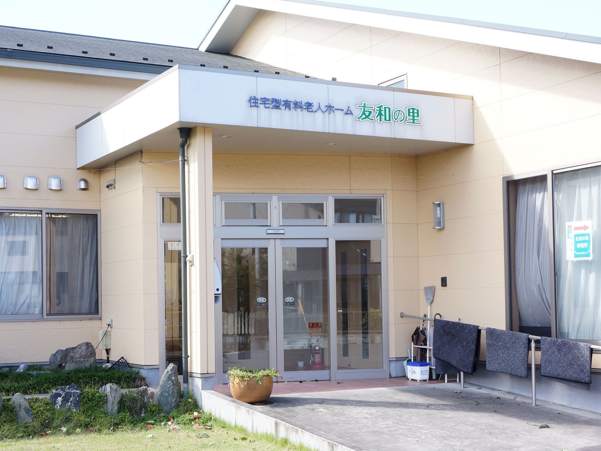 エントランスはガラス張りの自動ドアである。手すりの付いたバリアフリー構造なので、車椅子の方でも安全に移動ができる。