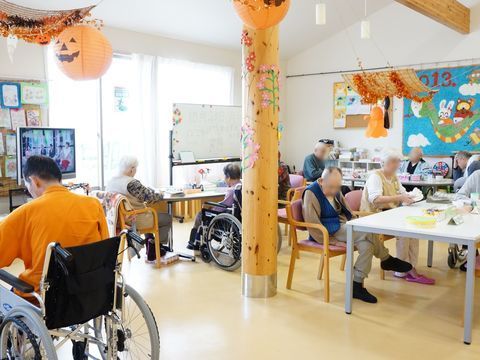 多くの入居者がいる共有スペース