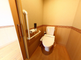 介護施設内のトイレと洗面所