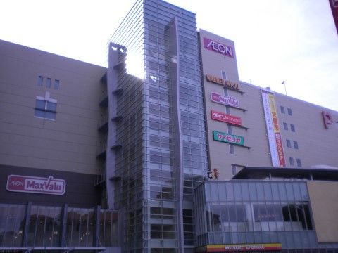 施設近辺に立地している大型ショッピングモールの外観