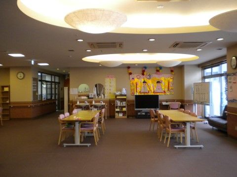 折り上げ天井のランプの優しい光が特徴的な、ゆったりスペースが確保された談話室