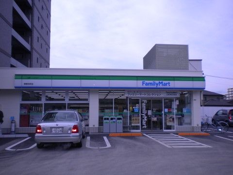近くにあるコンビニである。周辺には多くのコンビニが出店しているため、好きな店で買い物を楽しむ事ができる。