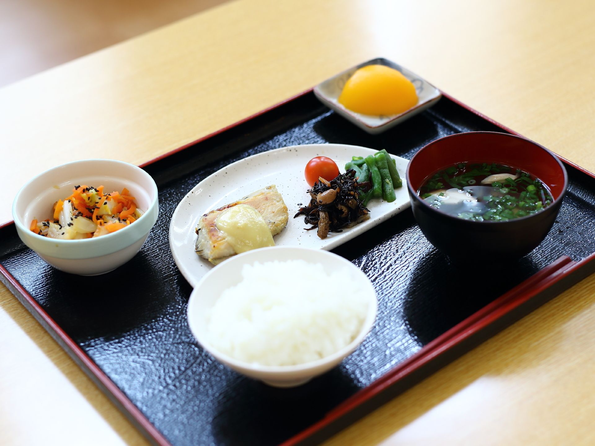 毎日のことだから、彩りよく見た目もきれいな食事で食欲アップ。一人ひとりの嚥下能力に合わせているので安心。