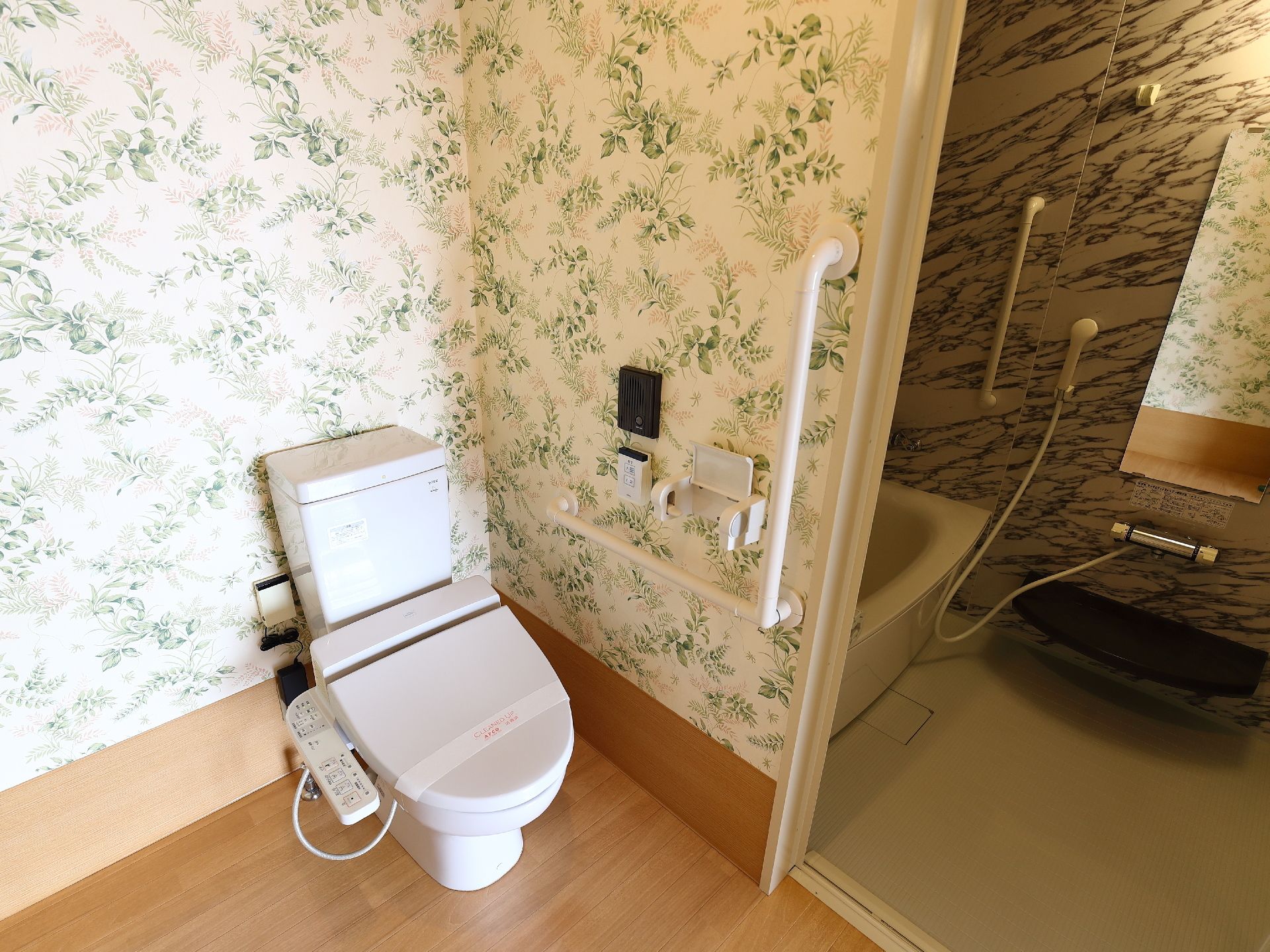 トイレとお風呂が隣にあり、間口が広く取ってあるため移動しやすい。壁紙はさわやかなボタニカル柄でおしゃれ。