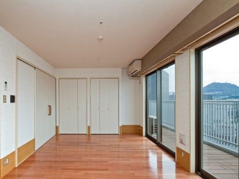 窓が大きく、クローゼットスペースが広く確保された居室の様子