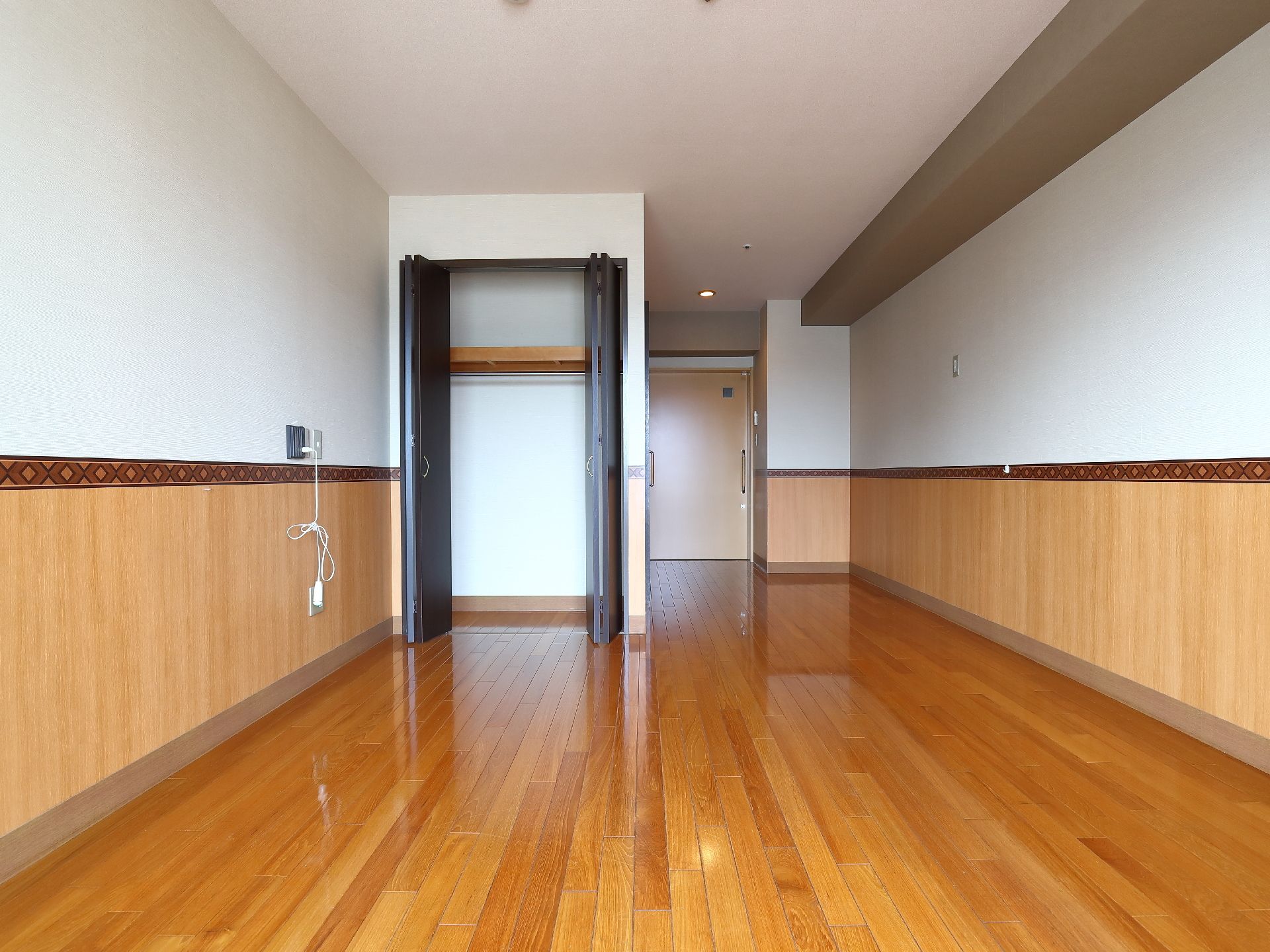 フローリングなのでとても清潔感のある居室。広々としていて収納も完備されているのでスッキリと片付けられる。