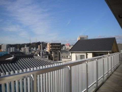 周辺に高い建物がないため遠くまで見える、施設のベランダから眺め