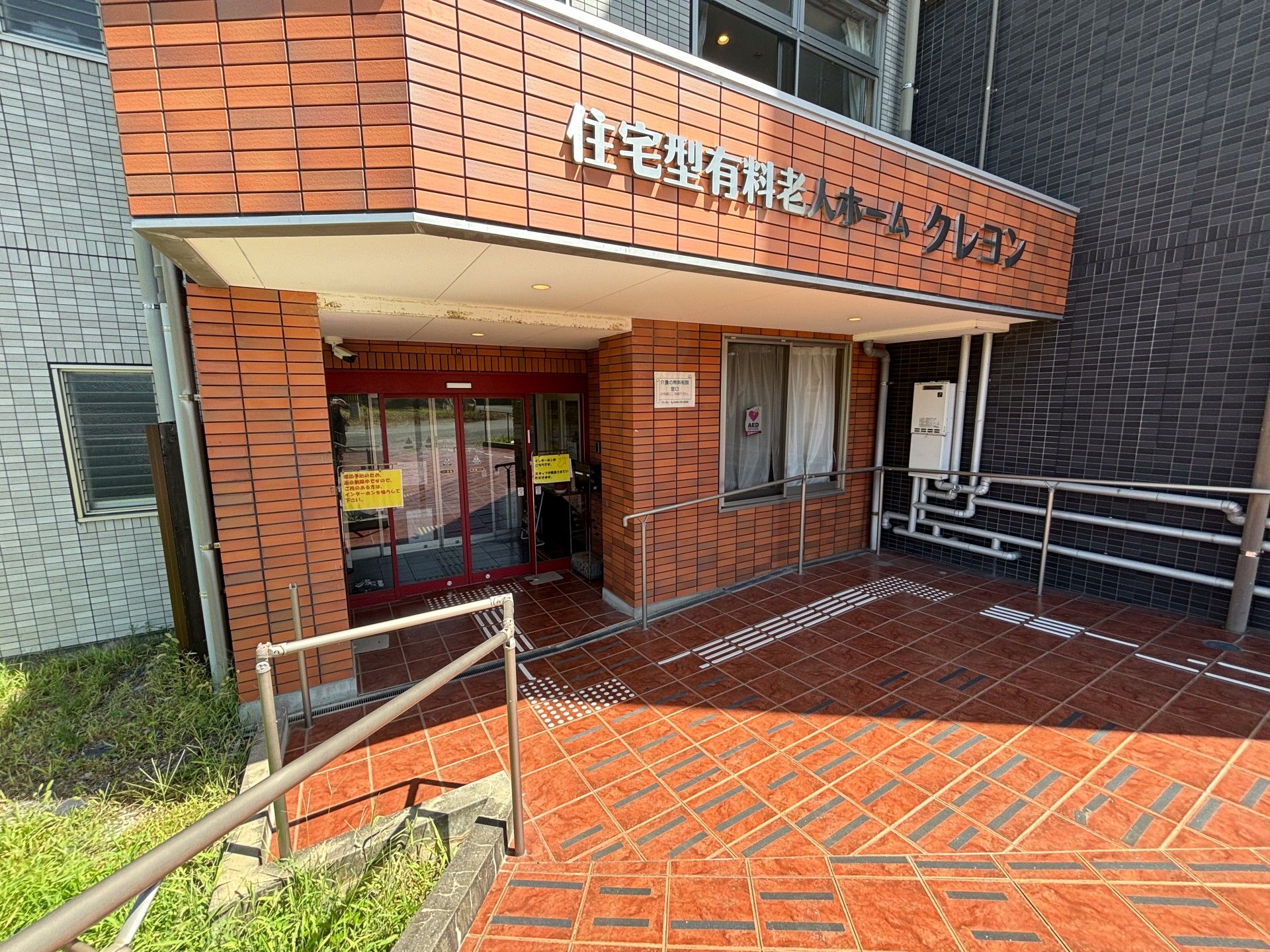 入り口が広々とした施設