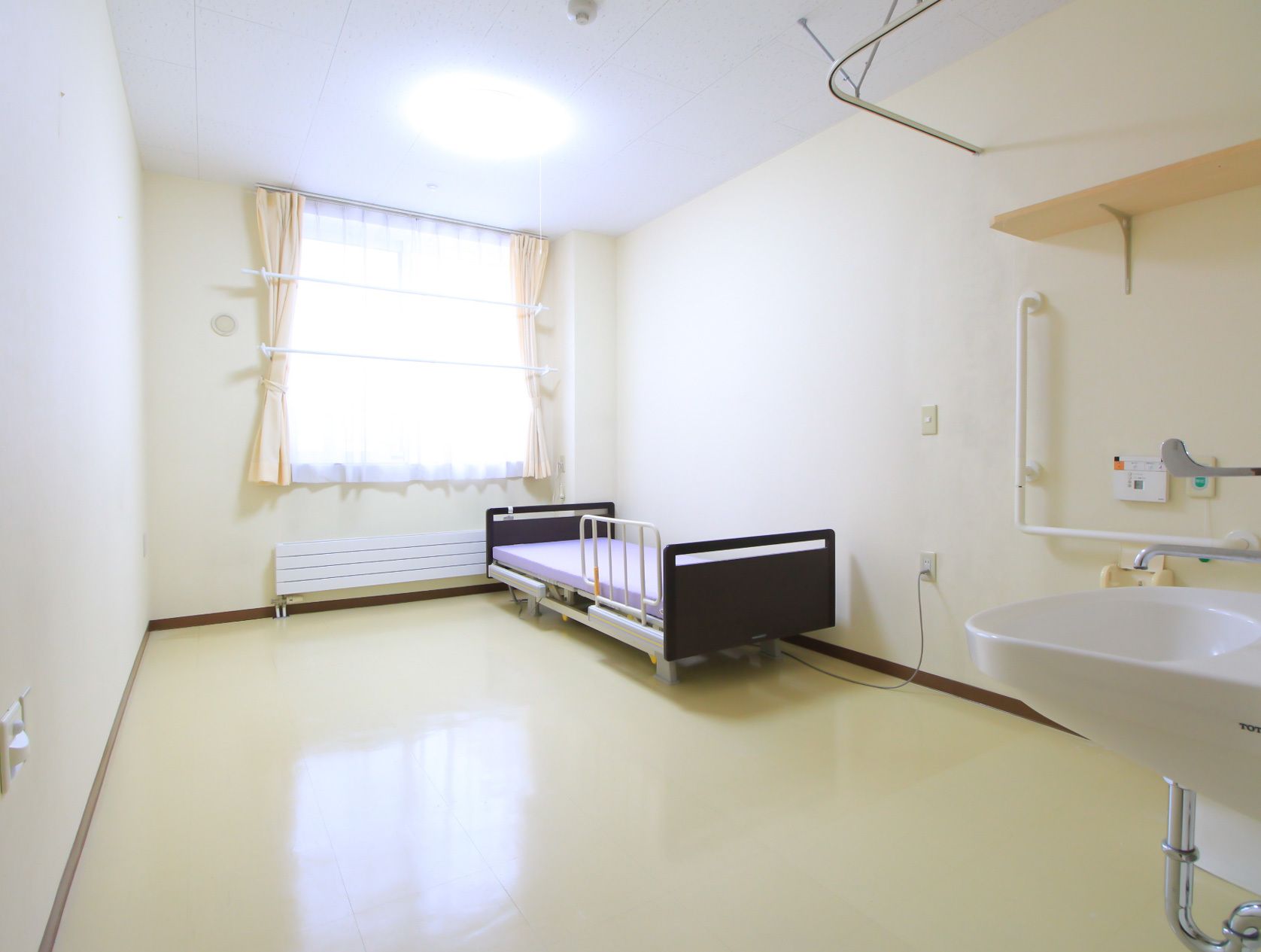 洗面台が備え付けられた、明るい居室