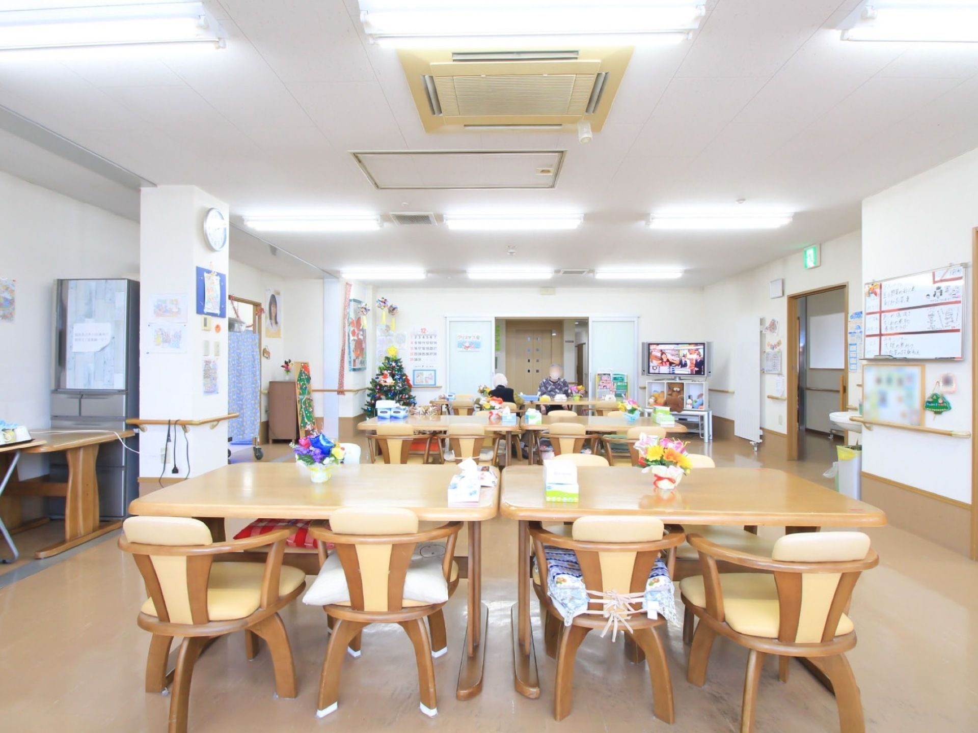 季節を感じる飾りつけがされた談話室兼ダイニングルーム