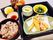 入居者様にお食事を楽しんでいただけるよう、季節感のある食材で盛り付けや器にも気を配り、見た目もおいしいものをご用意している。