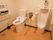洋式トイレと男性用小トイレがある。洋式トイレには温水洗浄便座が使用されている。便座の周りには手すりが設置されている。