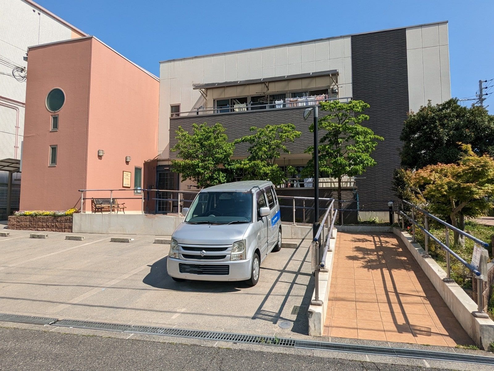 エントランスと駐車場の光景