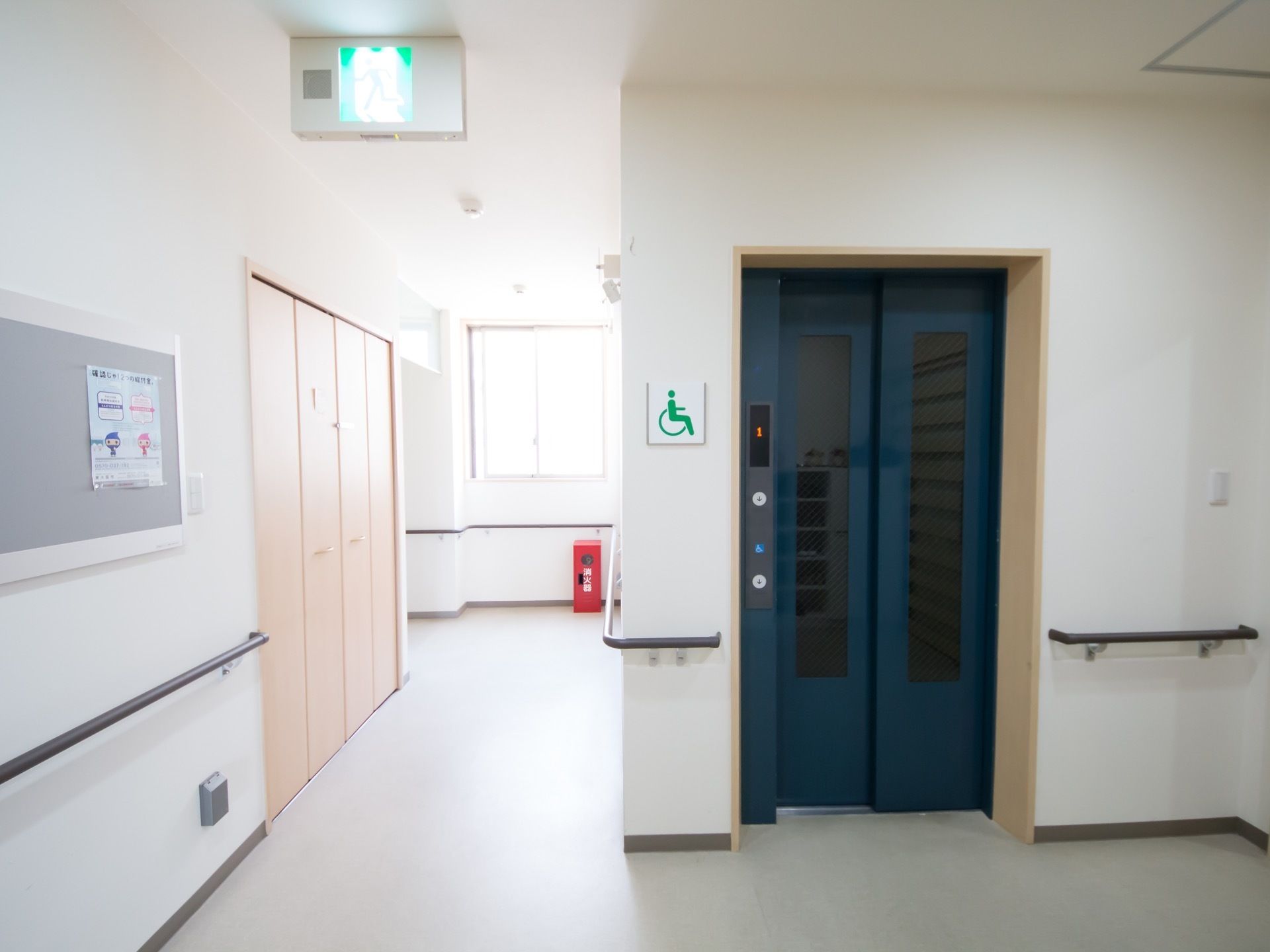 施設にはフロア間の移動用に、エレベーターが設置されている。靴箱はこの正面にあり、１階と２階で分かれている。