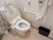 内装色が白基調となっている明るいトイレである。隅々まで清掃が行き届いており、足元は広い空間が確保されている。