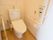 窓から自然光が入り、内装色が白基調で明るいトイレとなっている。足元の空間が広く、利用しやすいつくりである。