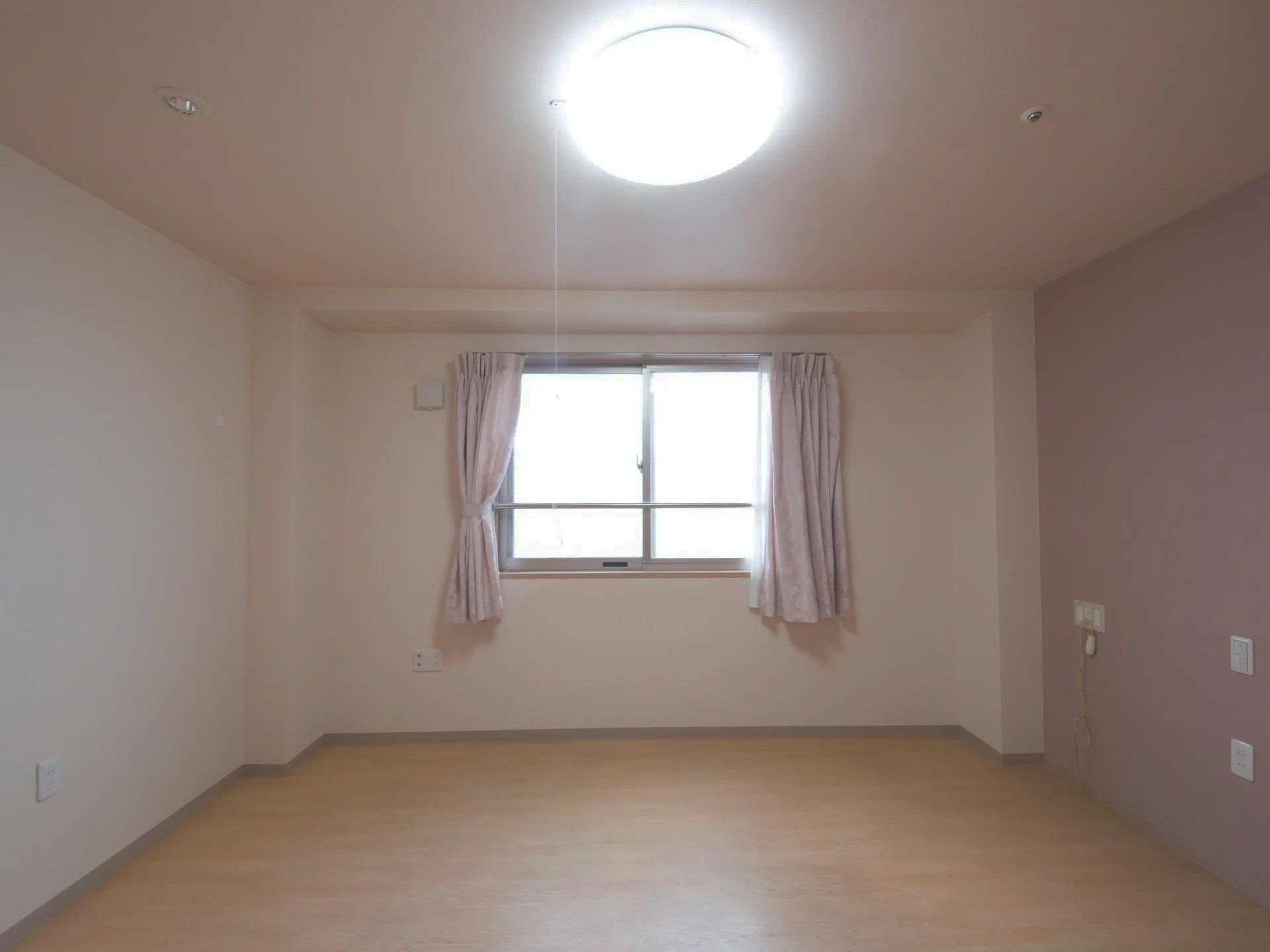 白を基調とした明るい個室となっている。ベッドや家具の設置は、入居者様のお気に入り品でカスタマイズ可能といった配慮がなされている。