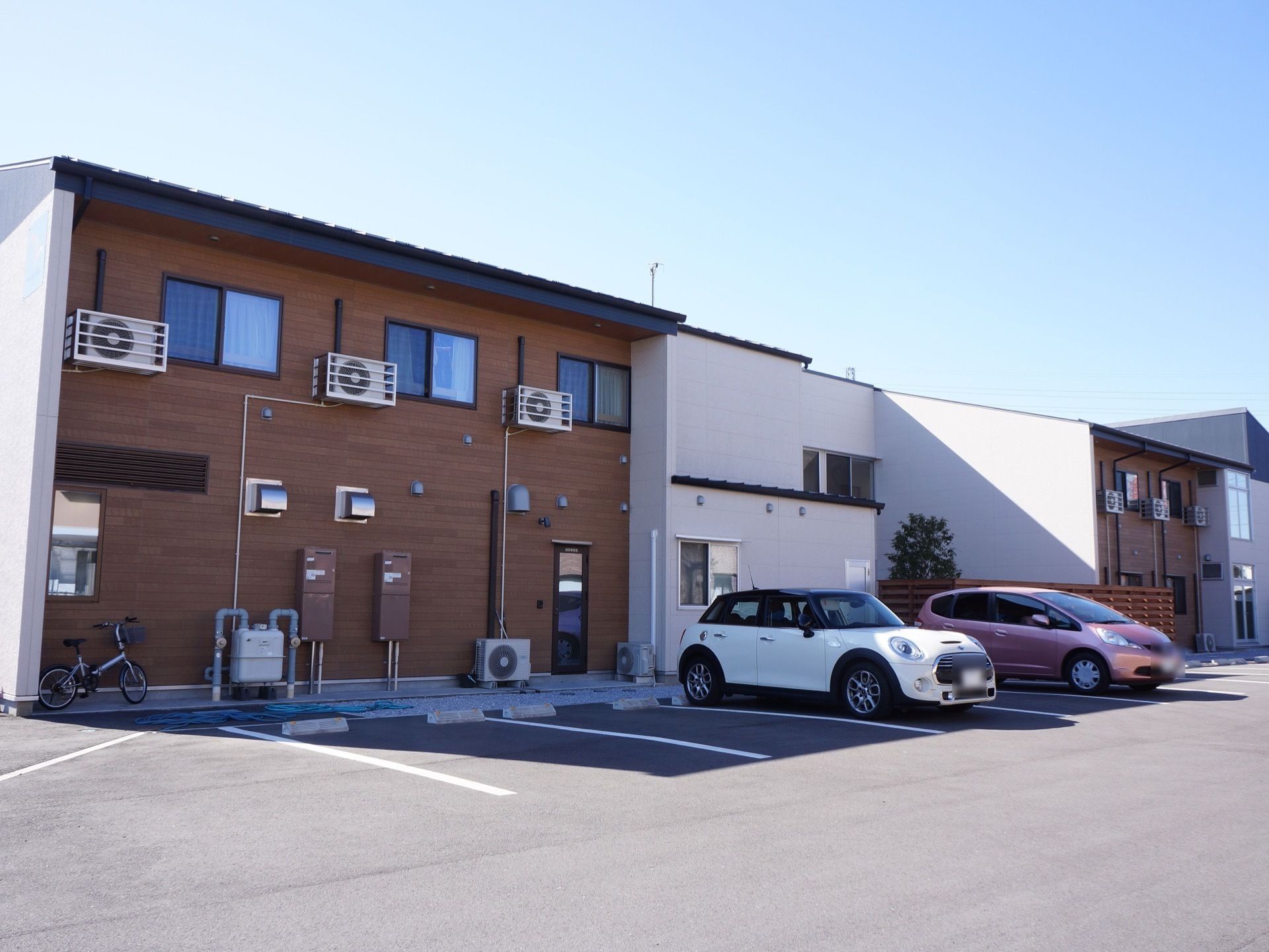 敷地内をアスファルトで舗装し、駐車スペースを設けている。広々とした大きな駐車場で、車を出入りさせやすい。