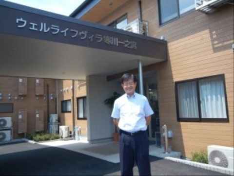 「ウェルライフヴィラ寒川一之宮」サポートするスタッフとそれを受ける入居者様
