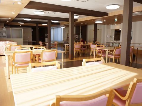「ウェルライフヴィラ寒川一之宮」笑顔で食事を楽しむ入居者夫妻