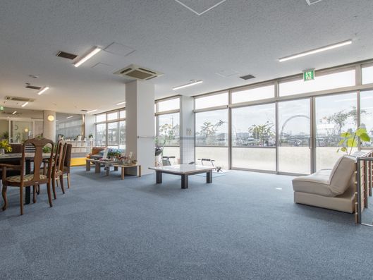 開放的な雰囲気のラウンジ