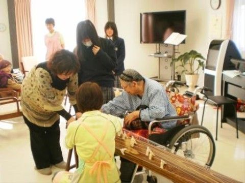 楽器を弾く入居者