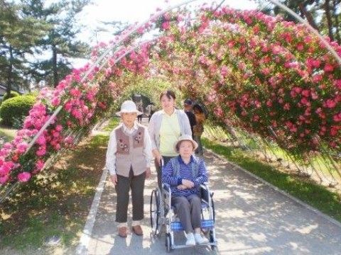 花道を歩く入居者