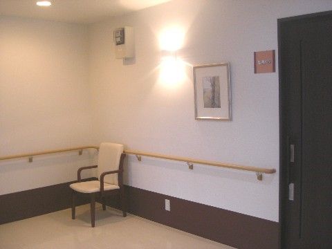 椅子が設置されているエレベーターホール