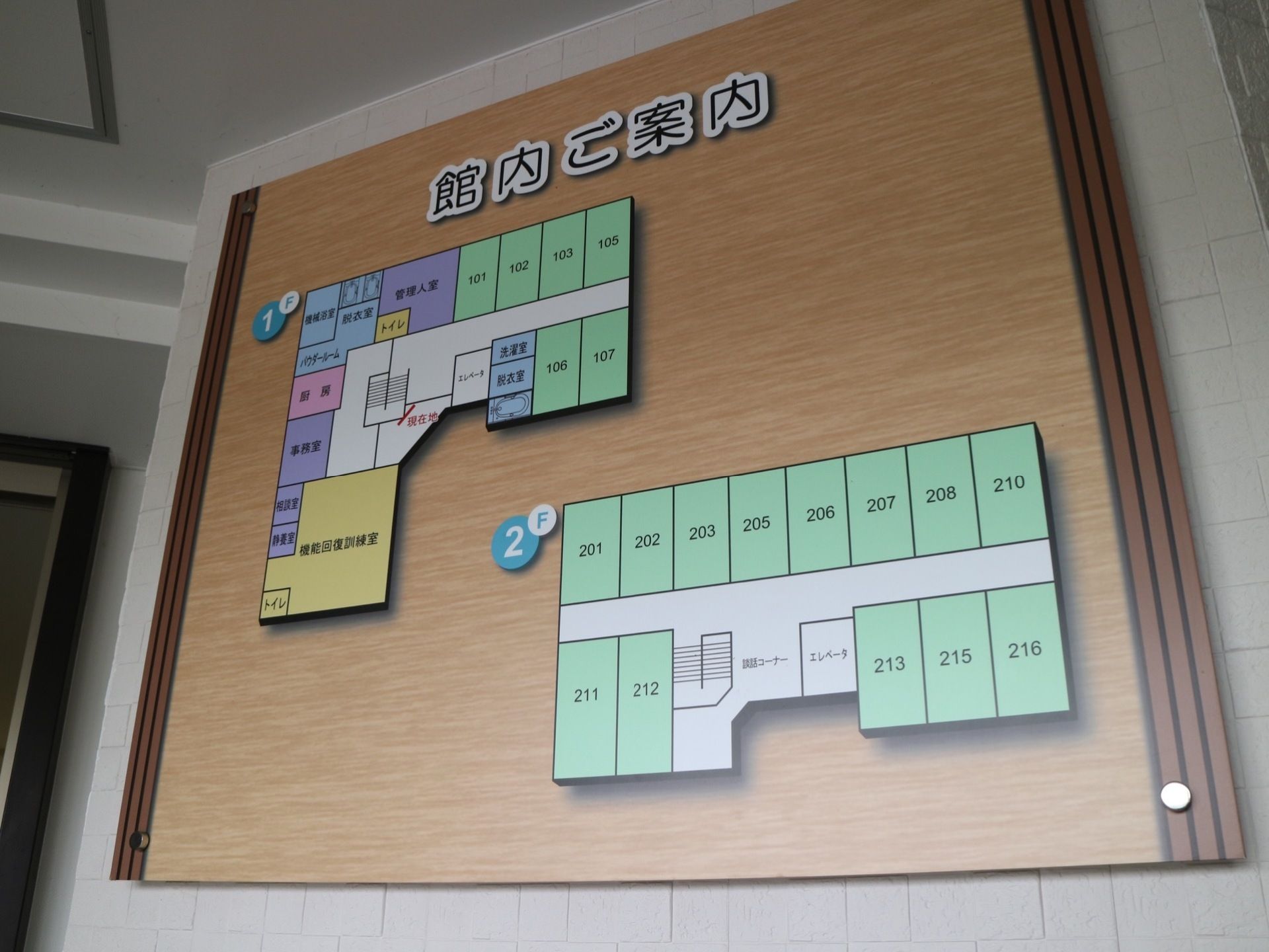 大きな館内案内図が壁面に設置されている。簡潔な見取り図になっており、文字も見やすく、わかりやすい表示である。