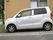 建物の前に駐車スペースが区画されており、自動車が駐車してある。助手席のドアに施設名称が明記されている。
