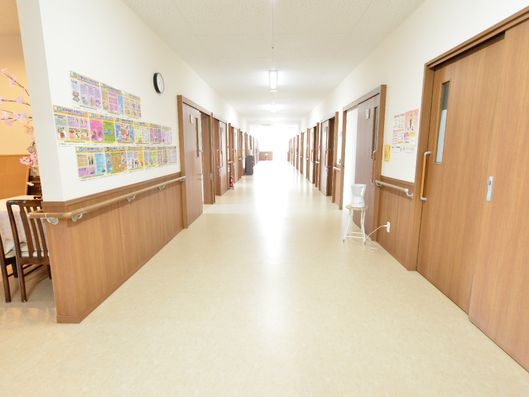 広々とした明るい廊下