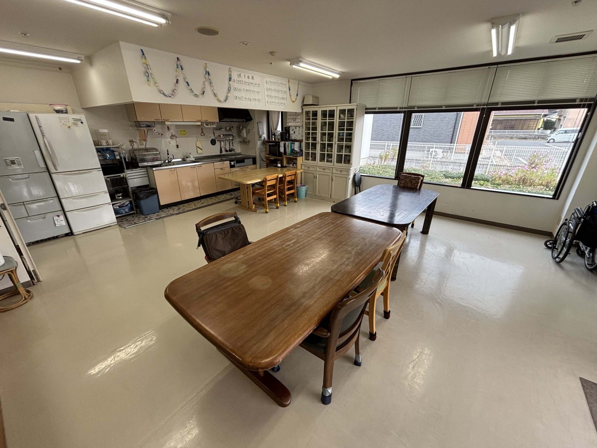 広いキッチンとテーブル