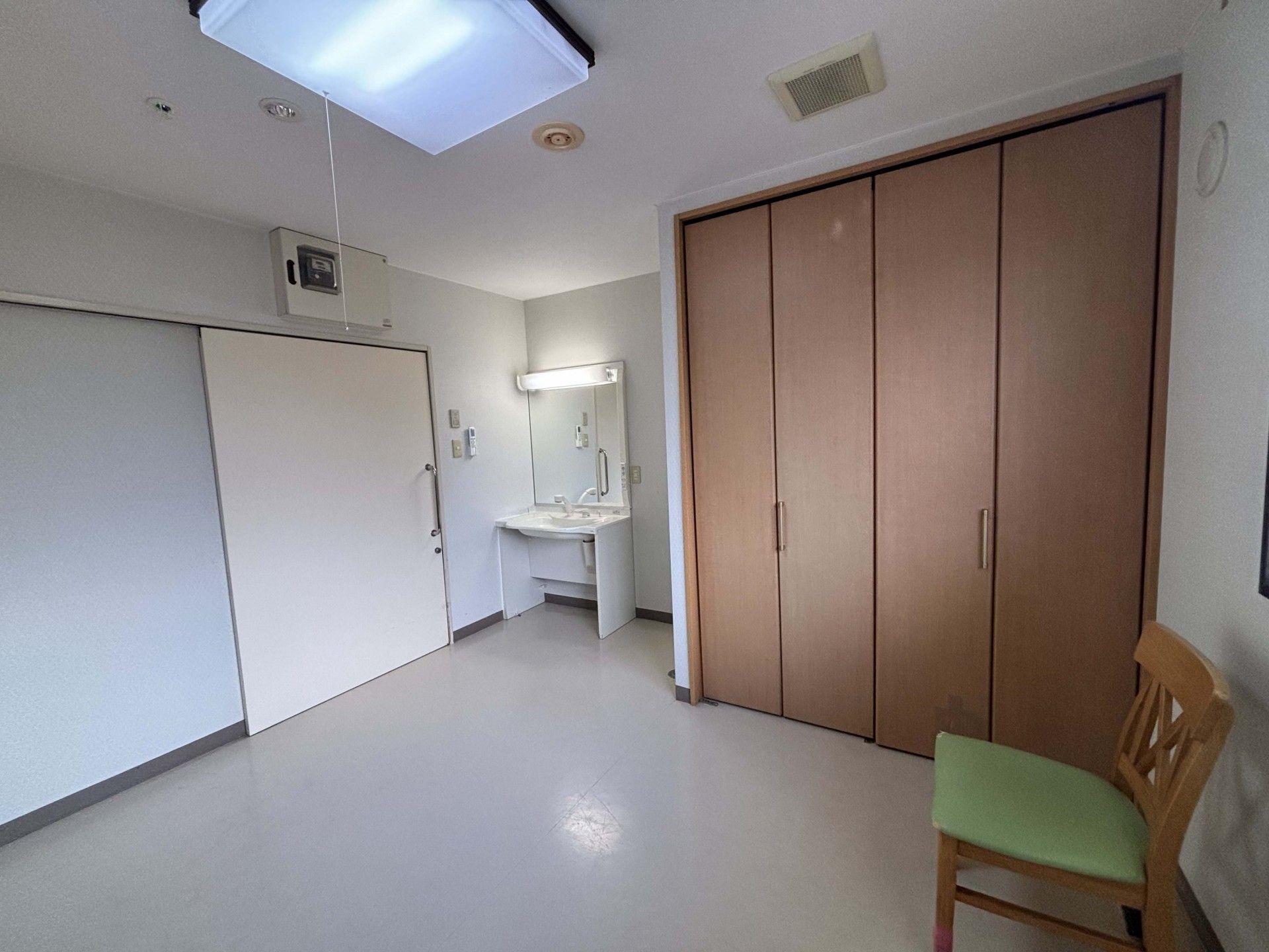 シンプルな個室の一角