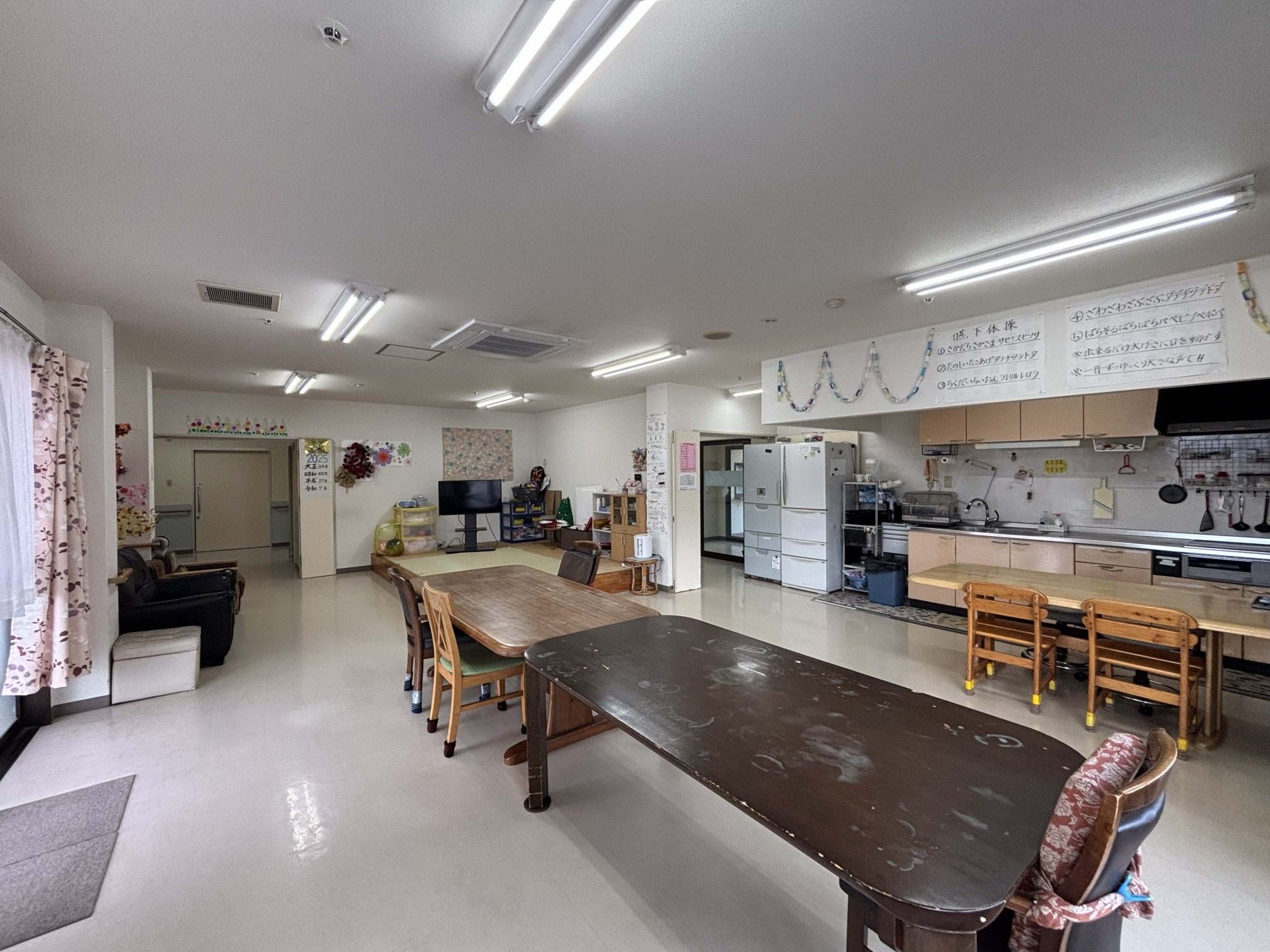 高齢男性の身体を支える女性ヘルパー