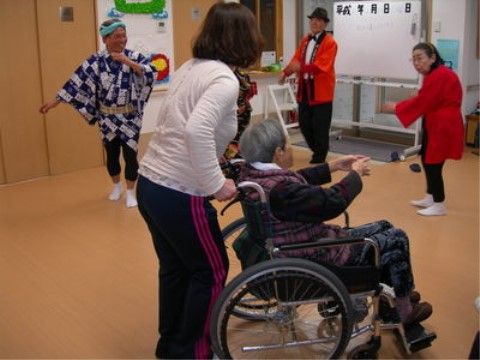 施設のイベントに参加して、車椅子で一緒に踊る入居者様の様子