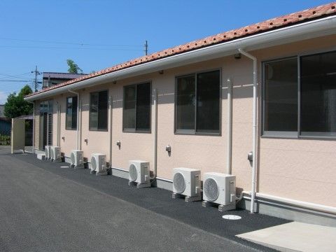 1階建ての瓦屋根で日当たりのよいシンプルな施設の外観