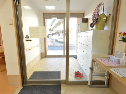 施設入り口内観