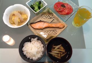 焼き鮭とスライストマト、肉じゃがやきゅうりとわかめの酢の物、ご飯と吸い物のセット