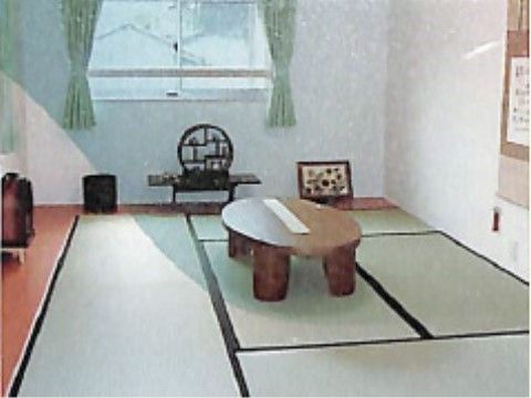 畳敷きの心が安らぐ和の空間には、どっしりとしたちゃぶ台が置かれ、入居者様同士でゆったりとした時間を楽しむことができる。