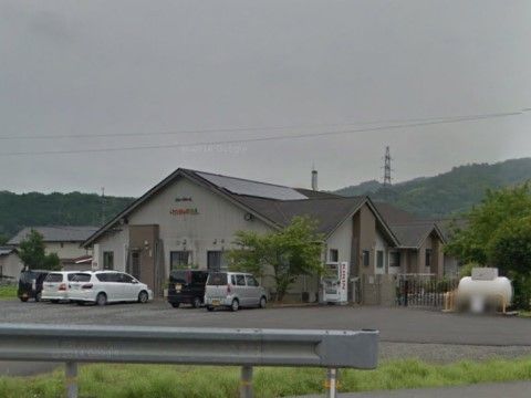 緑の多い静かな環境に建つ建物は三角屋根を組み合わせたおしゃれな外観だ。敷地内には駐車スペースが完備されている。