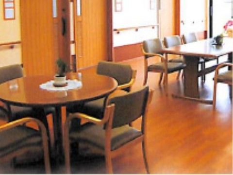 ４人がけの丸テーブルと、６人がけの四角いテーブルが置かれたリビングはあたたかな雰囲気の明るい空間だ。