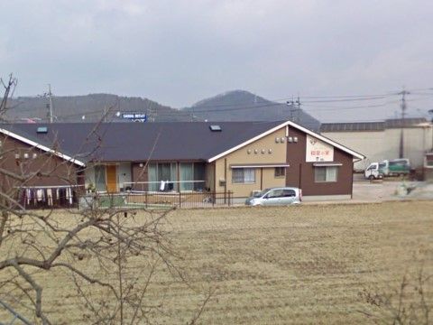 グループホーム和楽の家 京山の外観。周辺は畑が一面に広がっています。