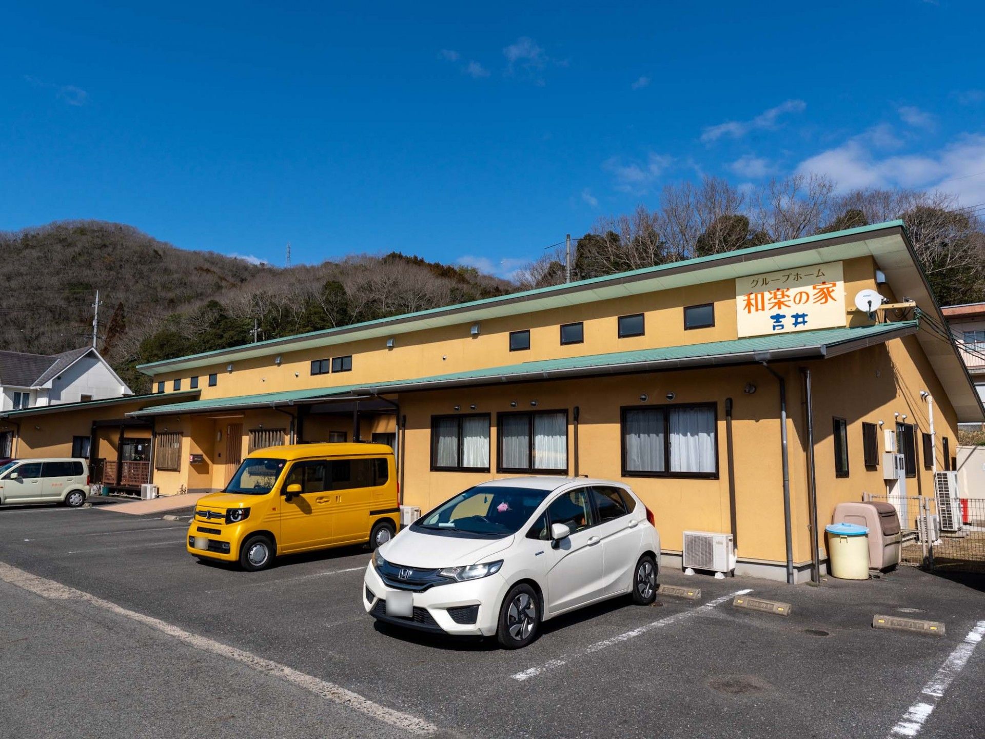 車椅子に乗った高齢女性と外出する女性ヘルパー