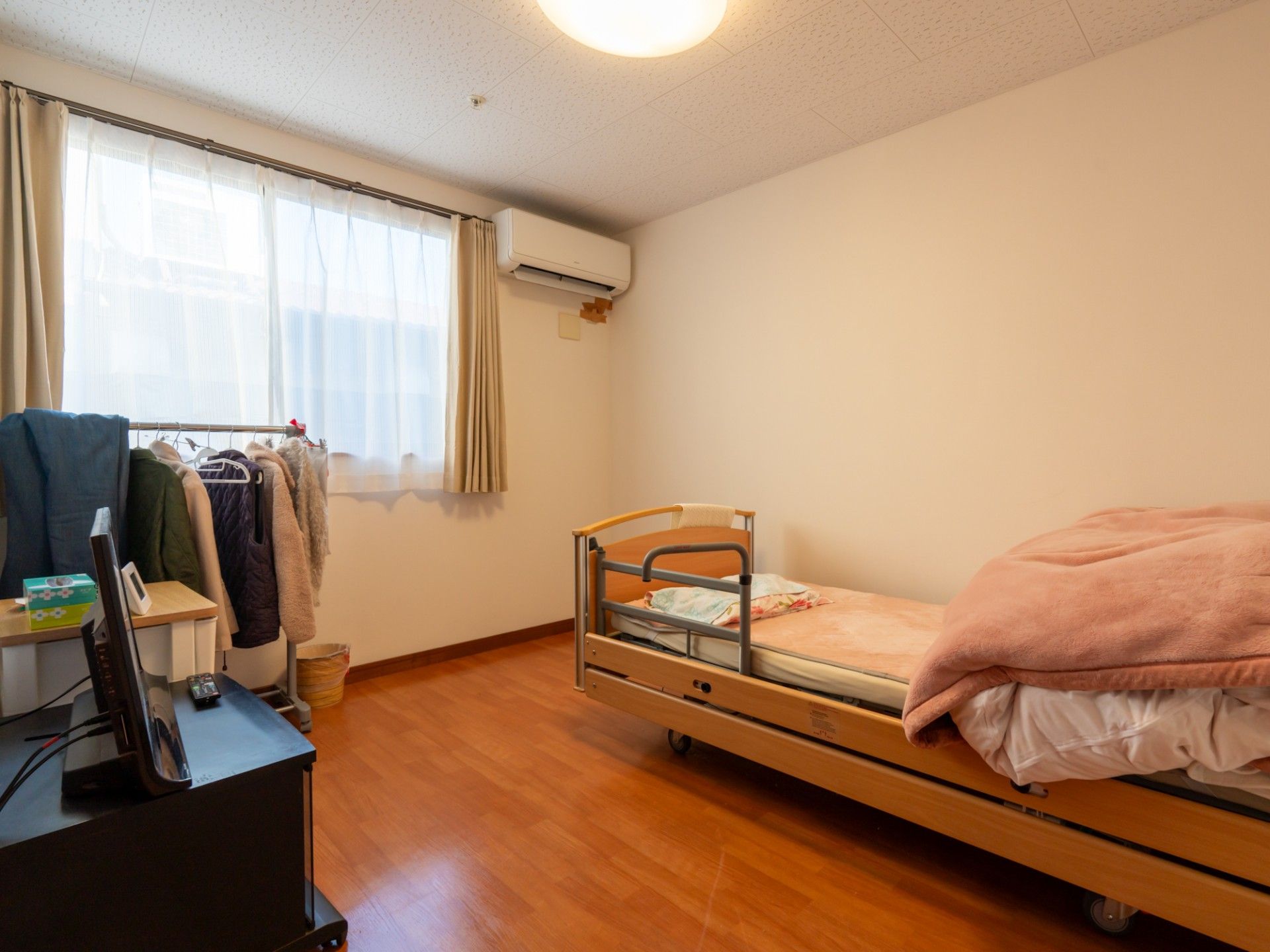 訪問した家族と一緒に、自然の中を散歩をする入居者様の様子
