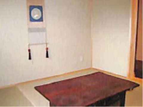 畳敷きの心安らぐ和室は、リラックスしながら入居者様同士が気の置けない話をするのにぴったりの空間である。