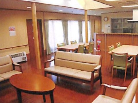 入居者様が集うリビングは、大切なコミュニケーションの場。入居者様がくつろいで快適にすごせる空間作りをしている。