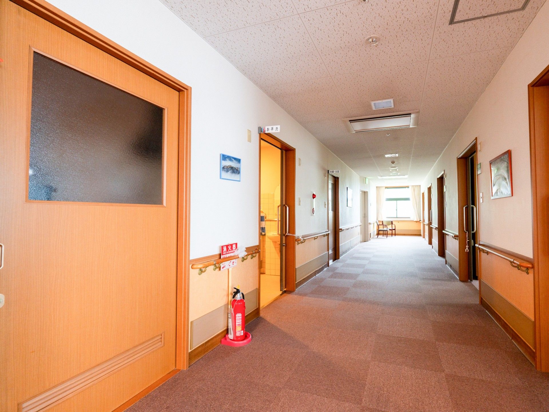明るく広々とした廊下