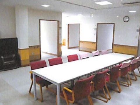 入居者様が集うリビングのイメージ画像。大きなテーブルを囲み食事をするリビングは入居者様同士のコミュニケーションの場となる。